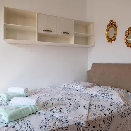 Aristocratic Elegant 2 Bdrm Spacious Center Apartment *
