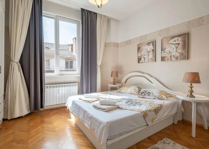 Aristocratic Elegant 2 Bdrm Spacious Center شقة صوفيا