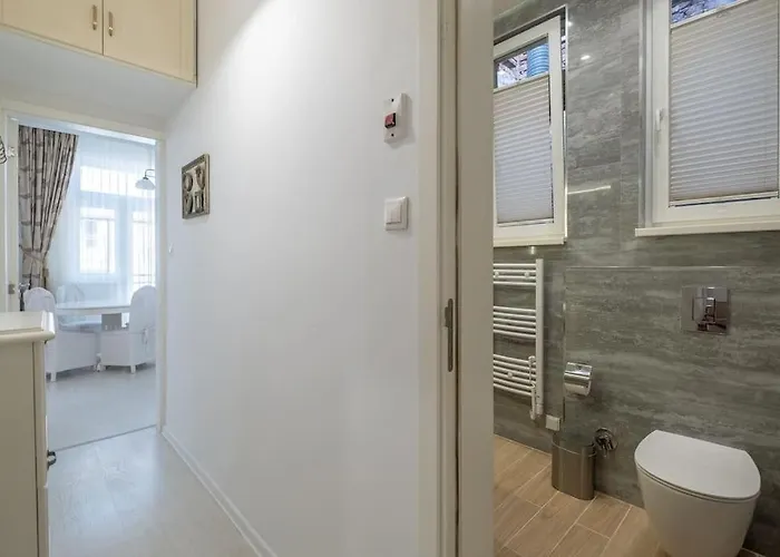 Aristocratic Elegant 2 Bdrm Spacious Center