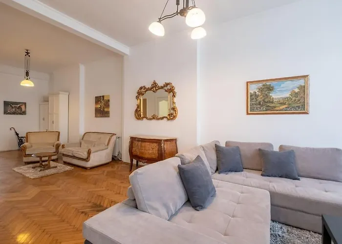 Aristocratic Elegant 2 Bdrm Spacious Center شقة