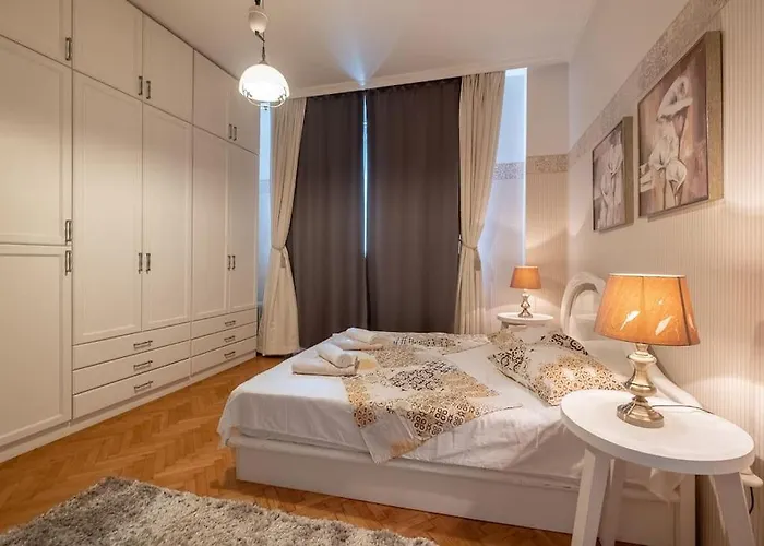 Aristocratic Elegant 2 Bdrm Spacious Center *