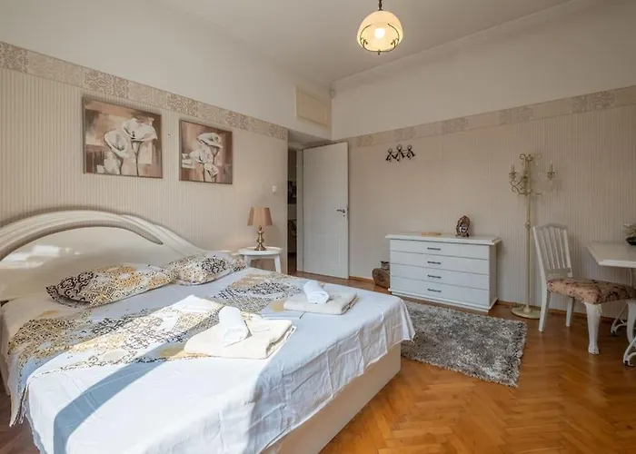 Aristocratic Elegant 2 Bdrm Spacious Center