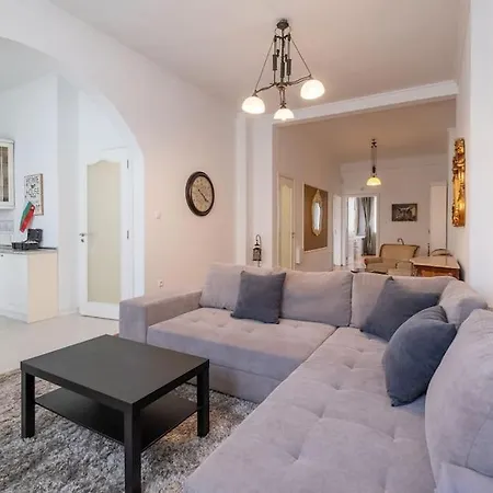 Aristocratic Elegant 2 Bdrm Spacious Center