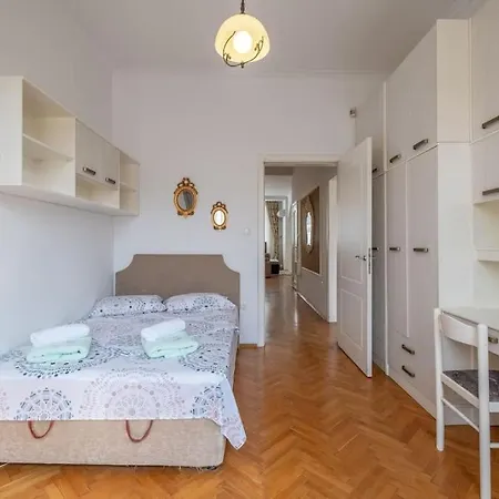 아파트 Aristocratic Elegant 2 Bdrm Spacious Center 소피아
