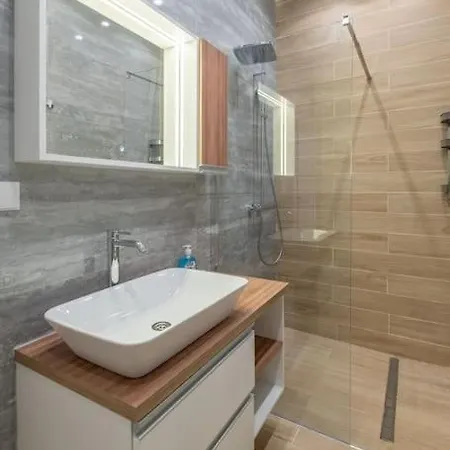 아파트 Aristocratic Elegant 2 Bdrm Spacious Center