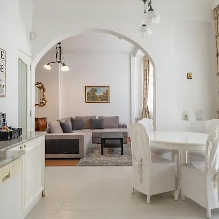 Aristocratic Elegant 2 Bdrm Spacious Center 아파트 *