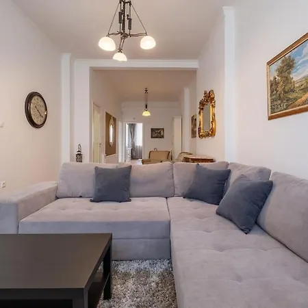 Aristocratic Elegant 2 Bdrm Spacious Center Διαμέρισμα
