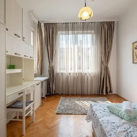 Aristocratic Elegant 2 Bdrm Spacious Center