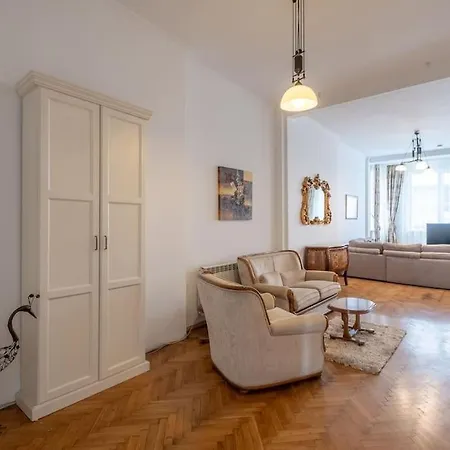 아파트 Aristocratic Elegant 2 Bdrm Spacious Center