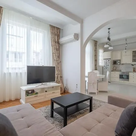 Aristocratic Elegant 2 Bdrm Spacious Center 아파트 *