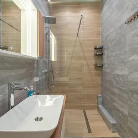 Aristocratic Elegant 2 Bdrm Spacious Center 아파트