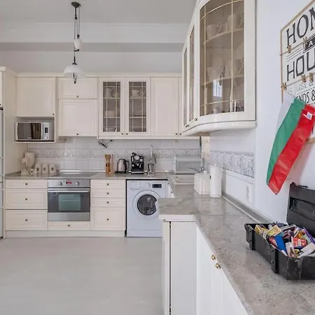 Aristocratic Elegant 2 Bdrm Spacious Center 아파트