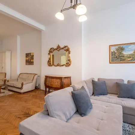 Aristocratic Elegant 2 Bdrm Spacious Center 아파트