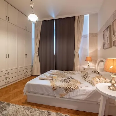 Aristocratic Elegant 2 Bdrm Spacious Center *