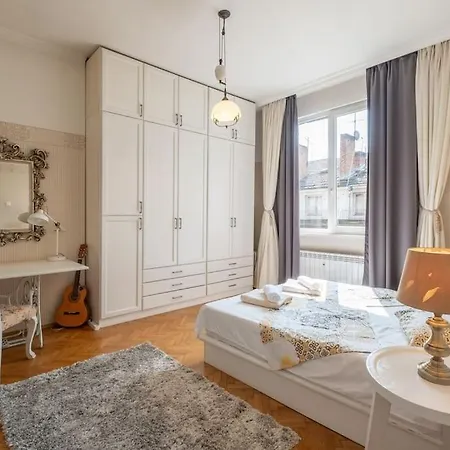 Aristocratic Elegant 2 Bdrm Spacious Center 아파트