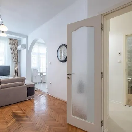 아파트 Aristocratic Elegant 2 Bdrm Spacious Center 소피아