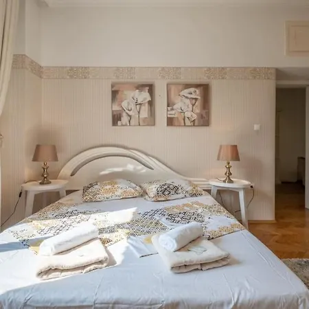아파트 Aristocratic Elegant 2 Bdrm Spacious Center 소피아