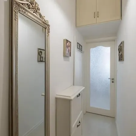 아파트 Aristocratic Elegant 2 Bdrm Spacious Center 소피아