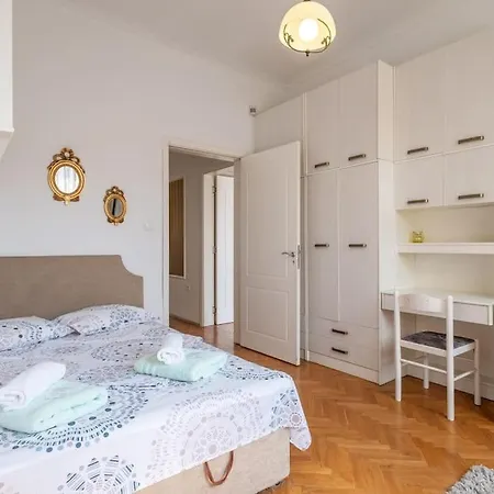 Aristocratic Elegant 2 Bdrm Spacious Center 아파트