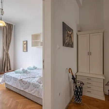 Aristocratic Elegant 2 Bdrm Spacious Center