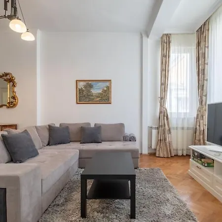 Aristocratic Elegant 2 Bdrm Spacious Center 아파트 *