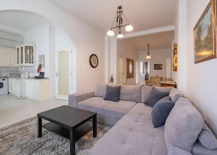 Aristocratic Elegant 2 Bdrm Spacious Center