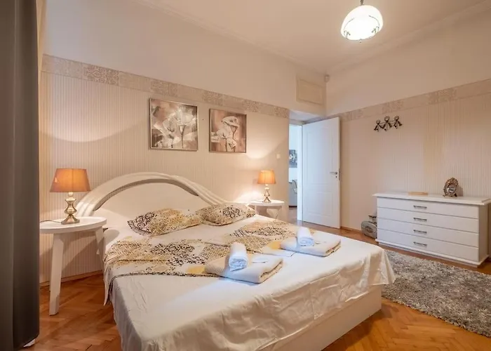 Aristocratic Elegant 2 Bdrm Spacious Center 公寓