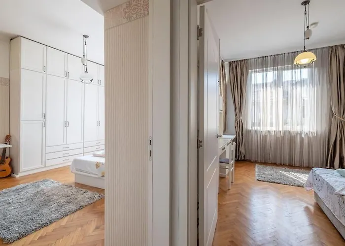 Aristocratic Elegant 2 Bdrm Spacious Center *