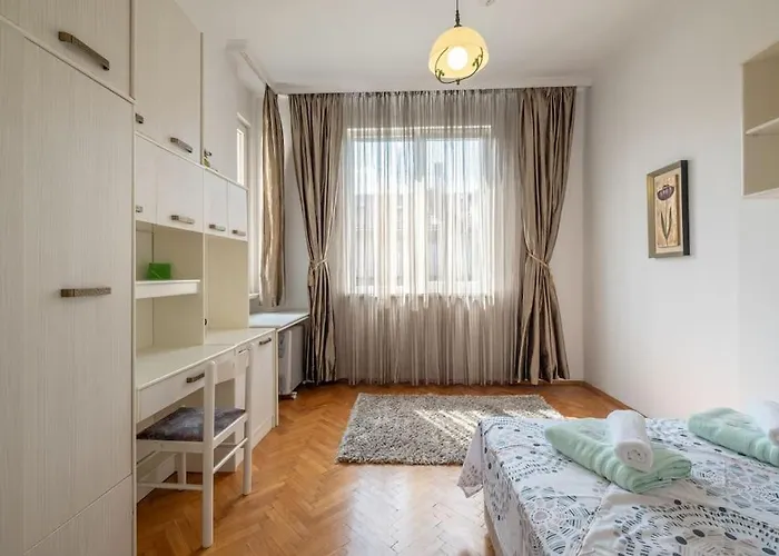 Aristocratic Elegant 2 Bdrm Spacious Center