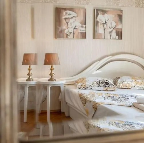 Aristocratic Elegant 2 Bdrm Spacious Center Apartamento