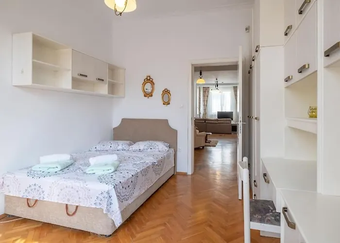 Aristocratic Elegant 2 Bdrm Spacious Center Sofie