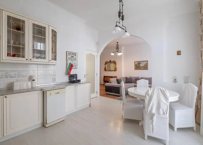 Aristocratic Elegant 2 Bdrm Spacious Center Apartmán