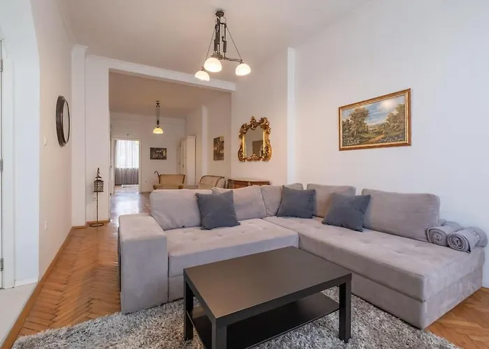 Aristocratic Elegant 2 Bdrm Spacious Center