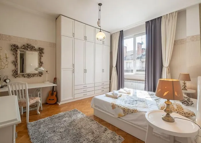 Aristocratic Elegant 2 Bdrm Spacious Center Apartamento