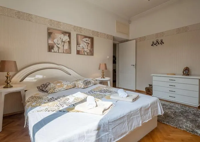 Aristocratic Elegant 2 Bdrm Spacious Center * Sofie