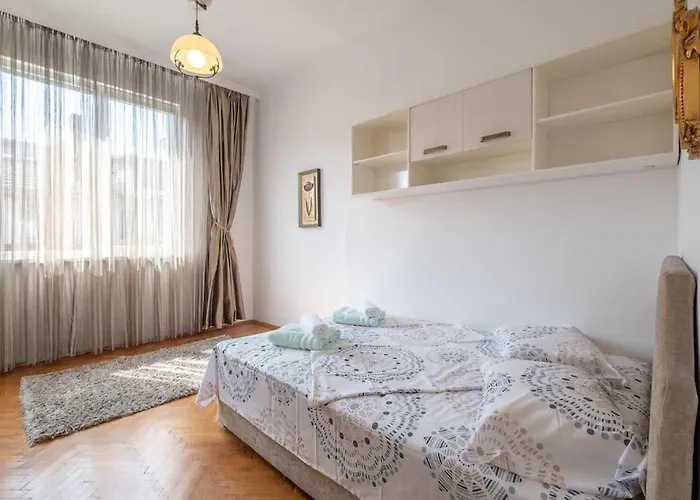 Aristocratic Elegant 2 Bdrm Spacious Center * 索菲亞