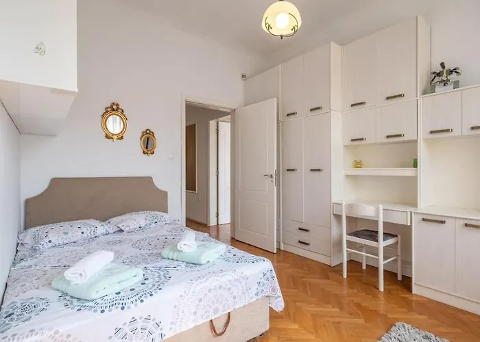 Aristocratic Elegant 2 Bdrm Spacious Center Apartmán