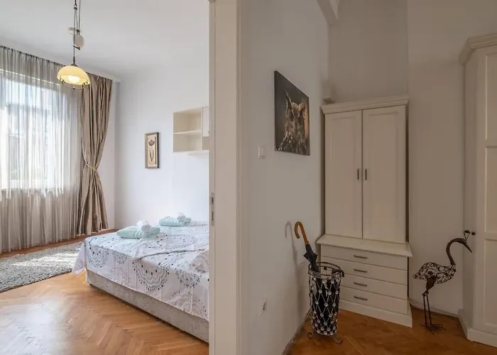 Aristocratic Elegant 2 Bdrm Spacious Center