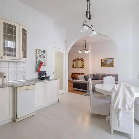 Aristocratic Elegant 2 Bdrm Spacious Center Appartement