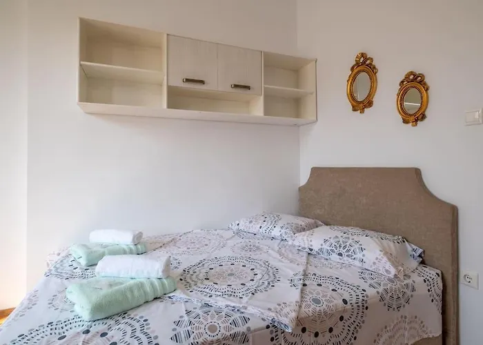 Aristocratic Elegant 2 Bdrm Spacious Center Appartement *