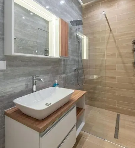 Appartement Aristocratic Elegant 2 Bdrm Spacious Center