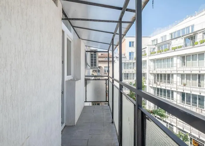 Aristocratic Elegant 2 Bdrm Spacious Center