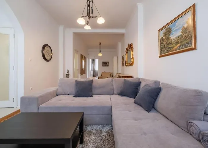 Aristocratic Elegant 2 Bdrm Spacious Center Appartement