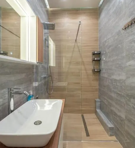 Aristocratic Elegant 2 Bdrm Spacious Center Appartement