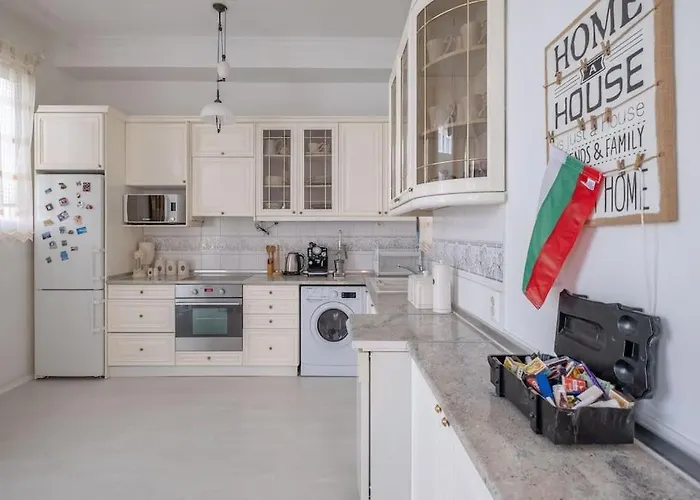 Aristocratic Elegant 2 Bdrm Spacious Center Appartement