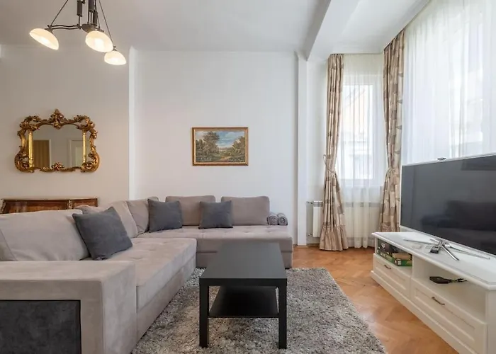 Aristocratic Elegant 2 Bdrm Spacious Center Appartement *