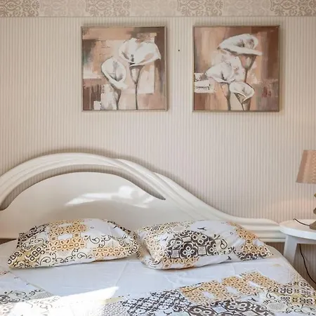 Aristocratic Elegant 2 Bdrm Spacious Center