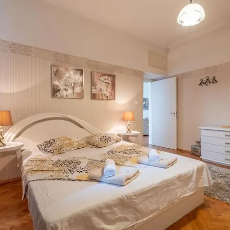 Aristocratic Elegant 2 Bdrm Spacious Center Apartamento