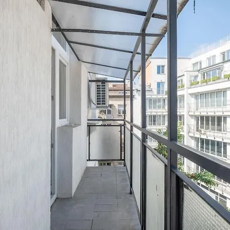 Aristocratic Elegant 2 Bdrm Spacious Center