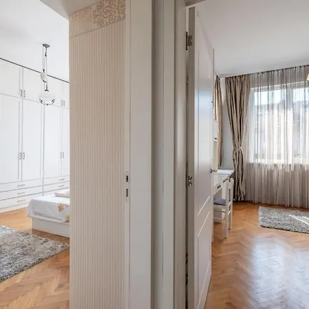 Aristocratic Elegant 2 Bdrm Spacious Center *